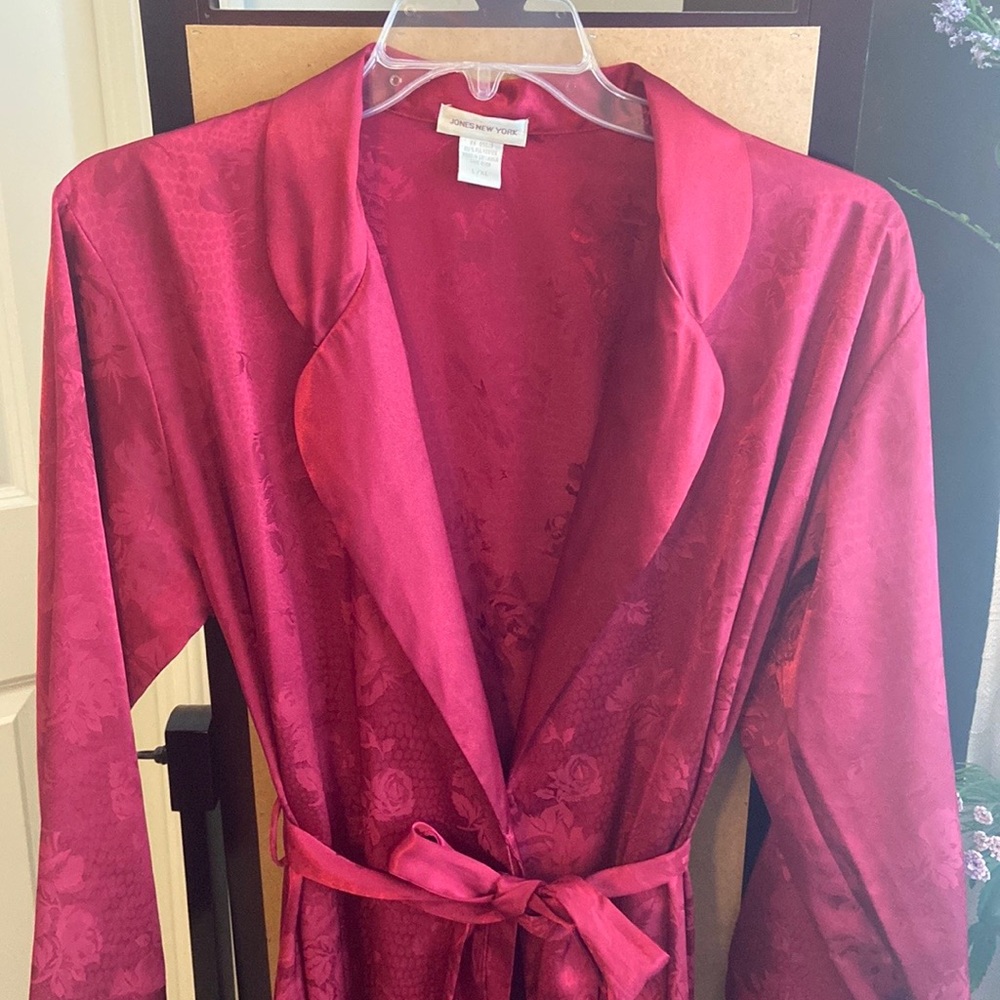 L XL NWOT Jones New York red satiny long robe L/XL